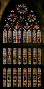 Vitrail du transept nord représentant le Couronnement de la Vierge, des Saints et des Apôtres